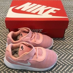 Girls Nike Tanjun sneakers toddler size 8 excellent condition!